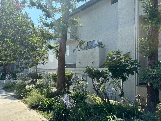 Building Photo - Spacious-Bright 3 Bedroom 2.5 Two story Bathroom Condo