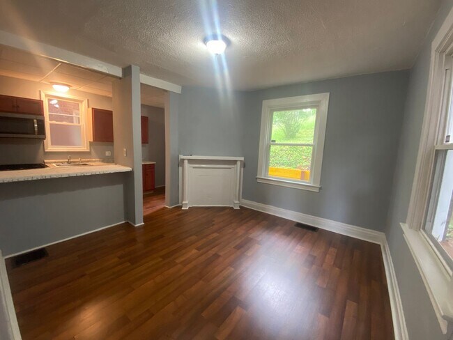 Building Photo - Don't miss this 4 bedroom Home