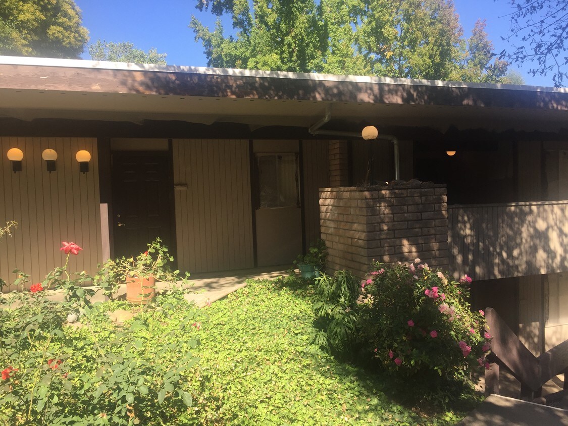 Front view - 6715 Brookside Ln