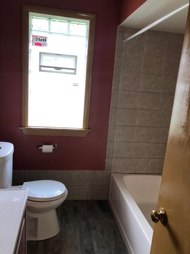 baño - 4075 N 85th St