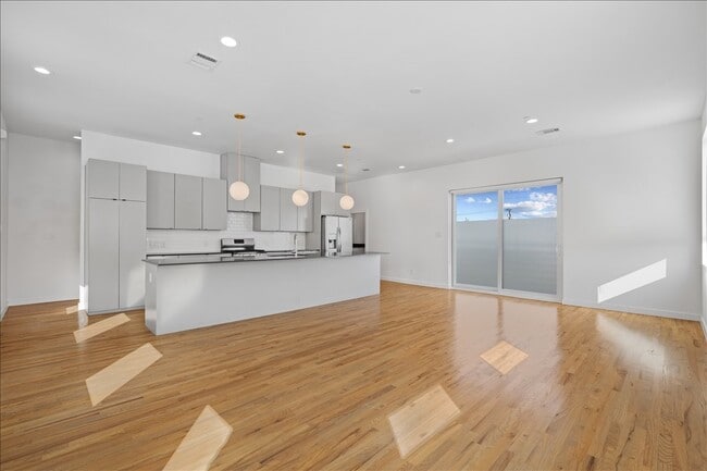 Building Photo - 1715 Bennett Ave