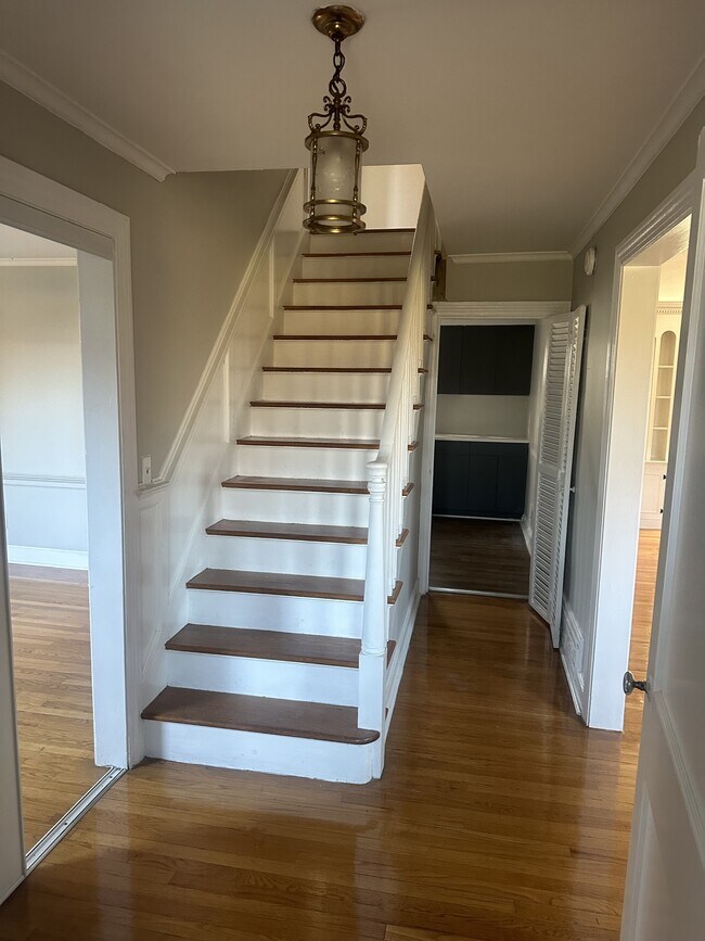 Building Photo - 530 Bellevue Rd