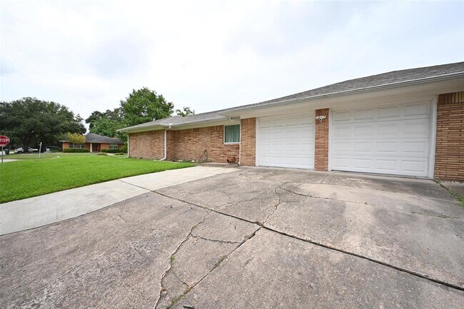 Building Photo - 2127 Lamonte Ln