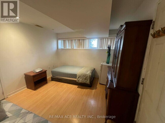 Building Photo - 3715 St Clair Ave E