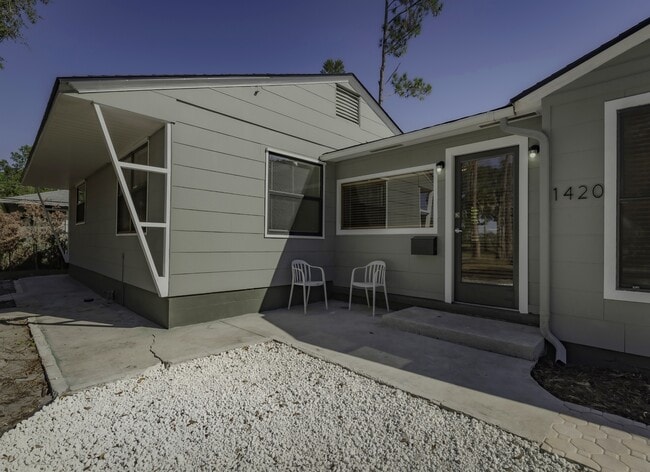 Building Photo - 1420 Alhambra Way S