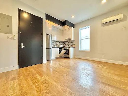 Foto del edificio - 665 Rutland Rd