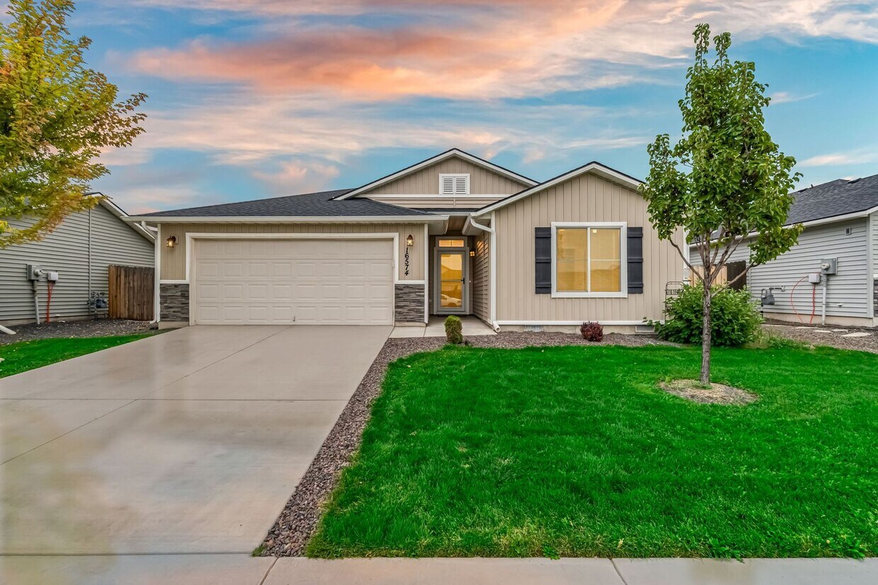 Foto principal - Spacious 4bd/2ba, Single Level Home in Qui...