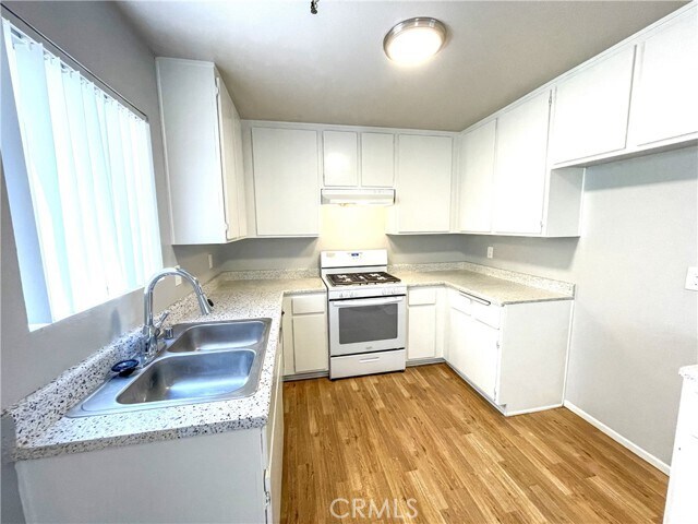 Foto del edificio - 13535 Yukon Ave