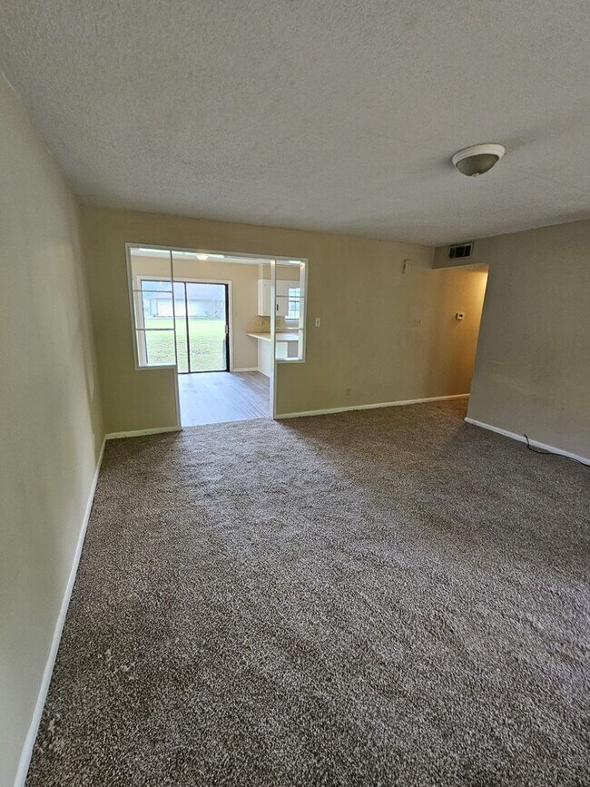 Foto del edificio - BELOW MARKET RENT!