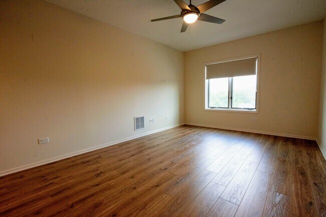 Foto del edificio - 5 W Central Rd