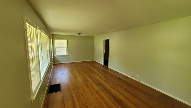 Building Photo - Newly renovated home with spacious floor plan