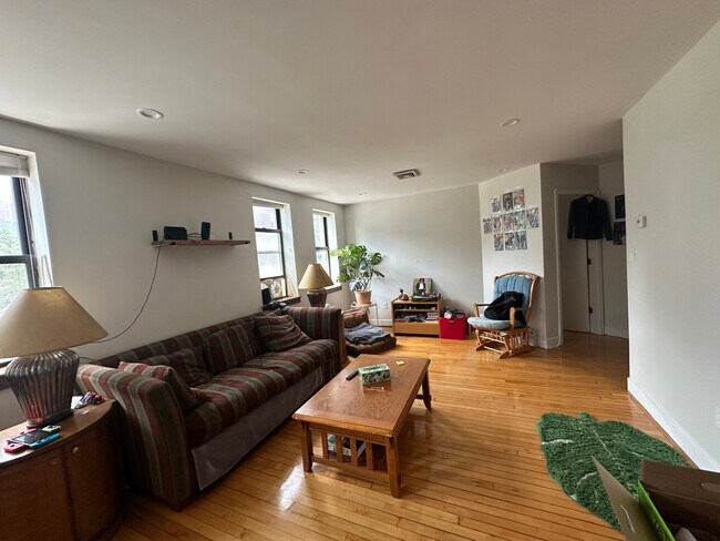 Building Photo - 110 Riverway
