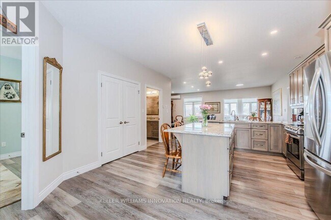 Photo du bâtiment - 375-375 Mitchell Rd S
