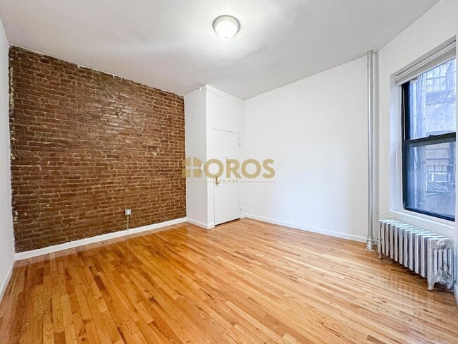 Building Photo - 700 E 9th St