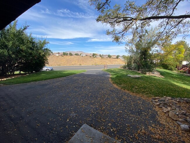 Building Photo - 3580 Skyline View Dr
