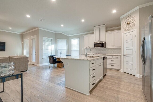 Building Photo - 912 Parkside Dr