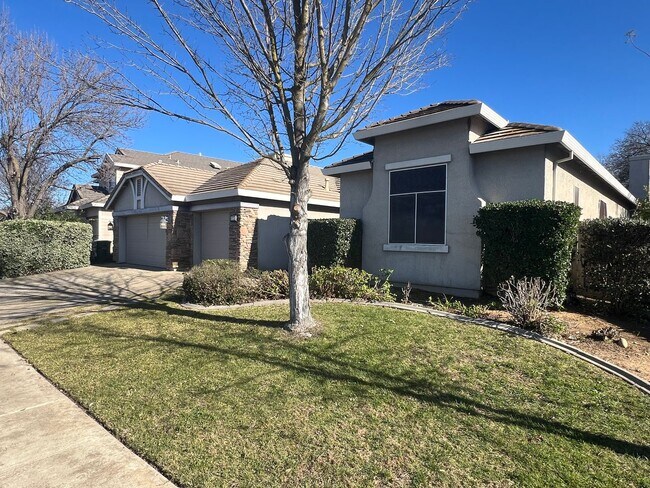 Foto del edificio - Spacious Single Story Three Bedroom Home