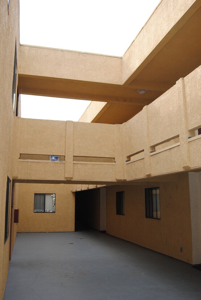 Building Photo - 3405 Linden Ave