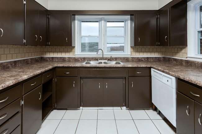 Building Photo - Spacious 4 bedroom 2 bathroom home