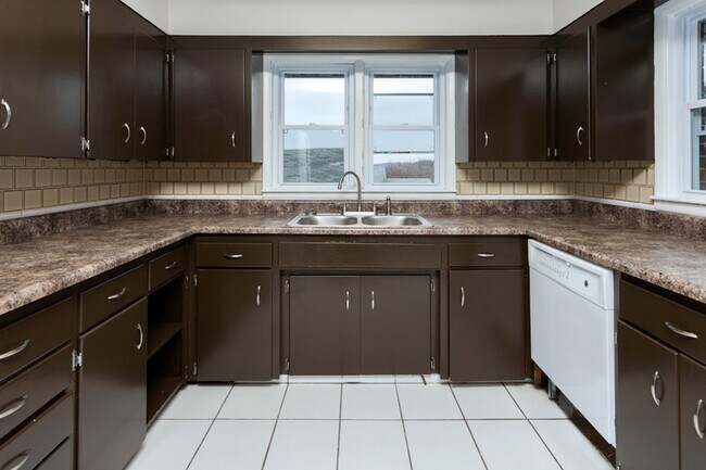 Foto del edificio - Spacious 4 bedroom 2 bathroom home