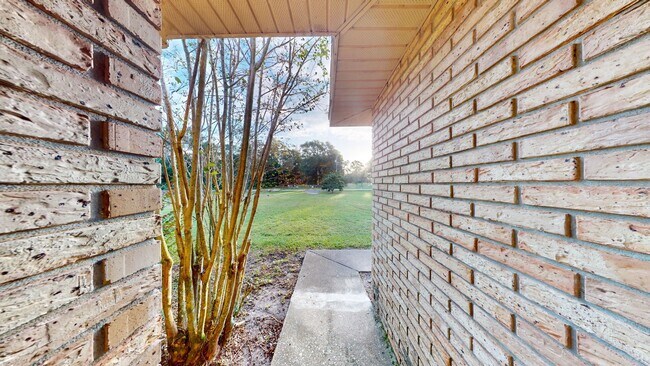 Building Photo - 3 Bedroom 2 Bathroom Brick Home w/ 2-Car G...