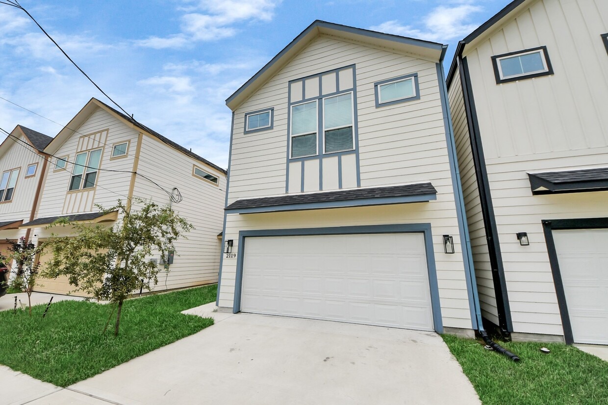 Primary Photo - 2119 Esther Dr