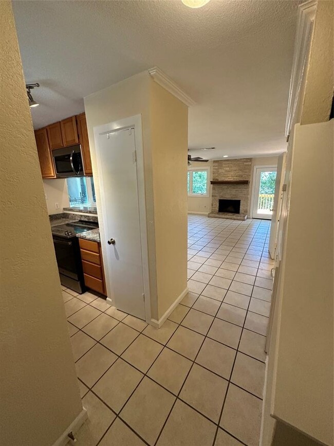 Building Photo - 3529 N Hills Dr