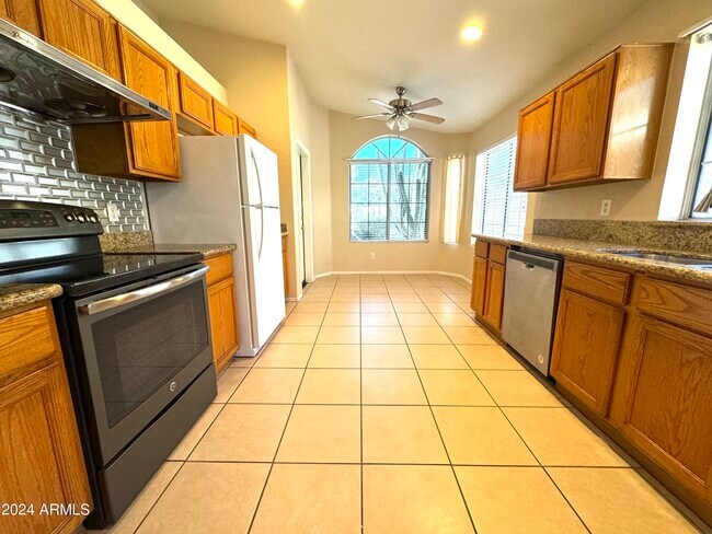 Foto del edificio - 629 N Kenneth Pl