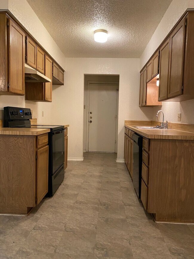 Building Photo - Half Duplex ready for immediate move-in!