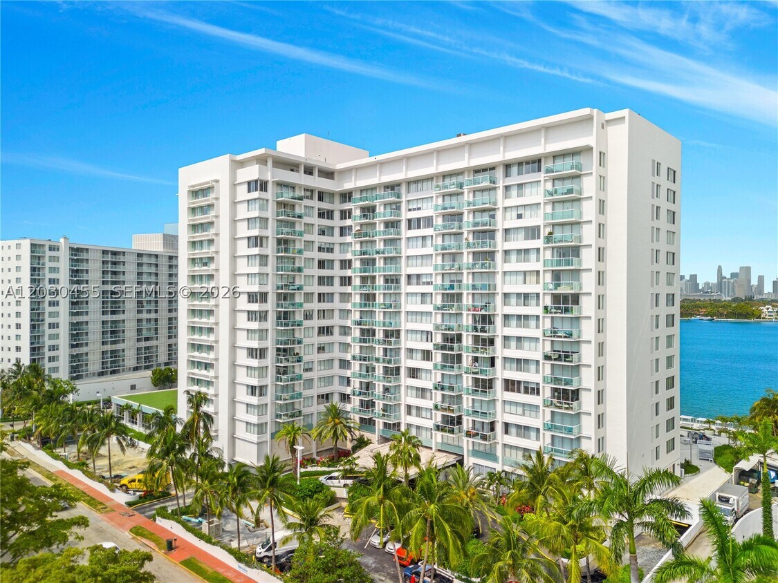 Building Photo - 1000 West Dr