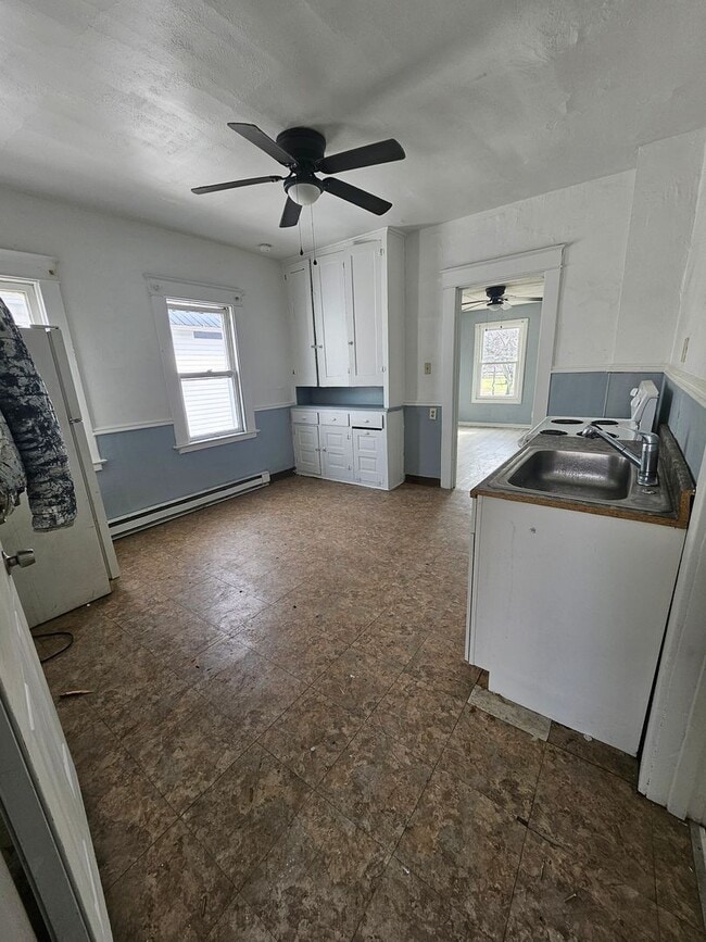 Building Photo - 1210 E 10th St