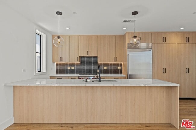 Foto del edificio - 14535 Killion St