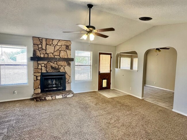 Building Photo - 3 Bdrm/2 Bath Home w/Refrigerated Air Clos...
