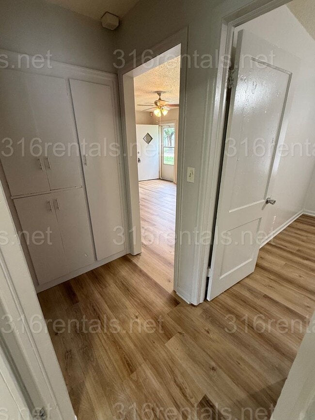 Building Photo - $995 - 3 bedroom / 1 bathroom - Single Fam...
