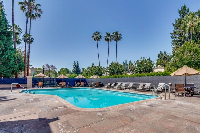 Building Photo - Lovely and spacious 3BR 2.5BA townhouse in...