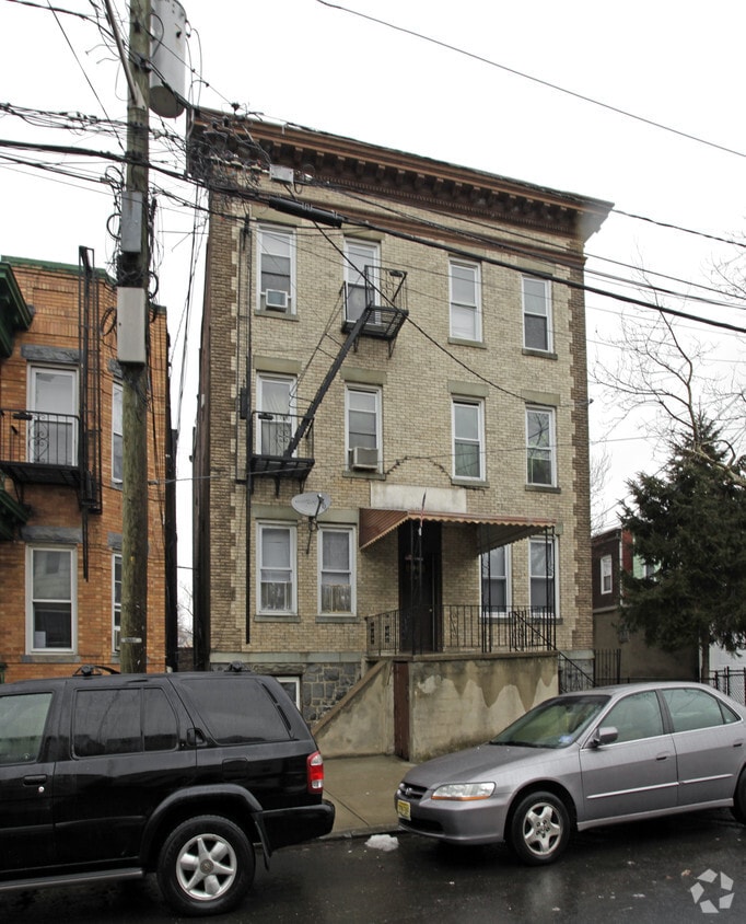 Building Photo - 110 Lake St
