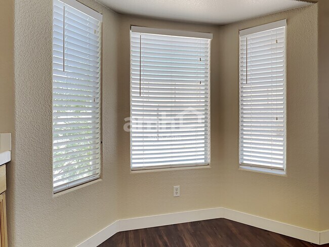 Building Photo - 974 Hunters Run Dr