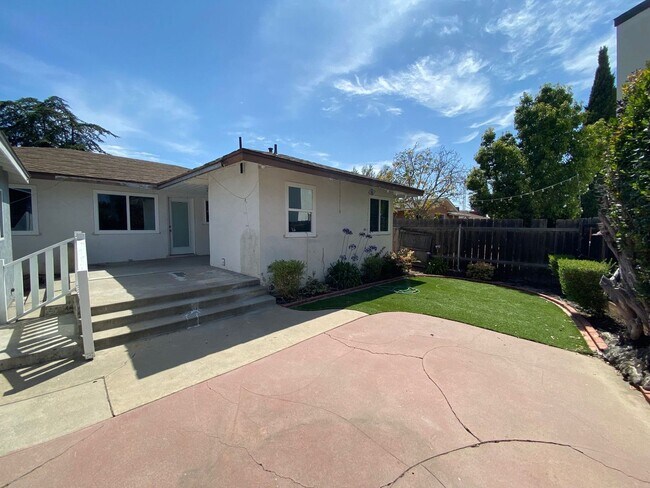 Foto del edificio - 4BD/3BA on Montezuma w/ Driveway Parking!