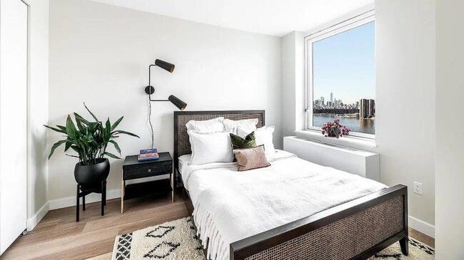Building Photo - 3 bedroom in New York NY 11101