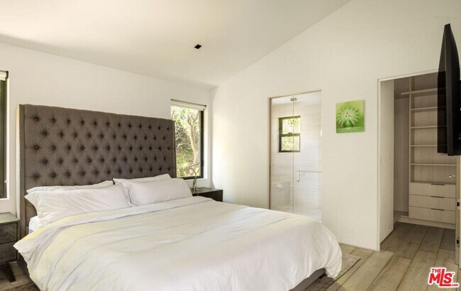 Foto del edificio - 2532 Canyon Oak Dr