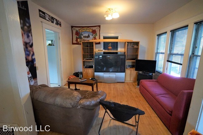 Building Photo - 4 br, 1 bath Apartment - 116 S. Orchard St.