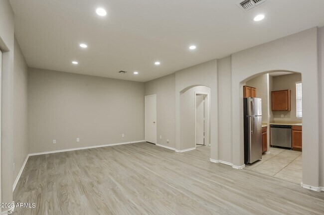 Foto del edificio - 5337 W Warner St