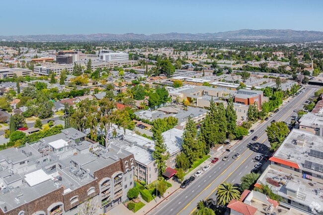 Building Photo - 5405 Lindley Avenue