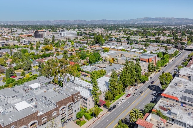 Building Photo - 5405 Lindley Avenue