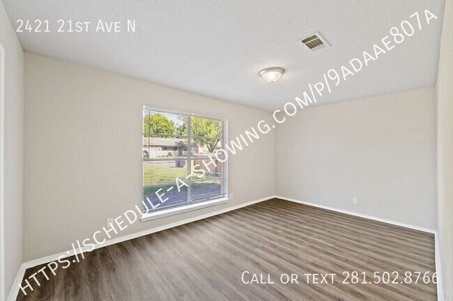 Foto del edificio - AVAILABLE NOW!