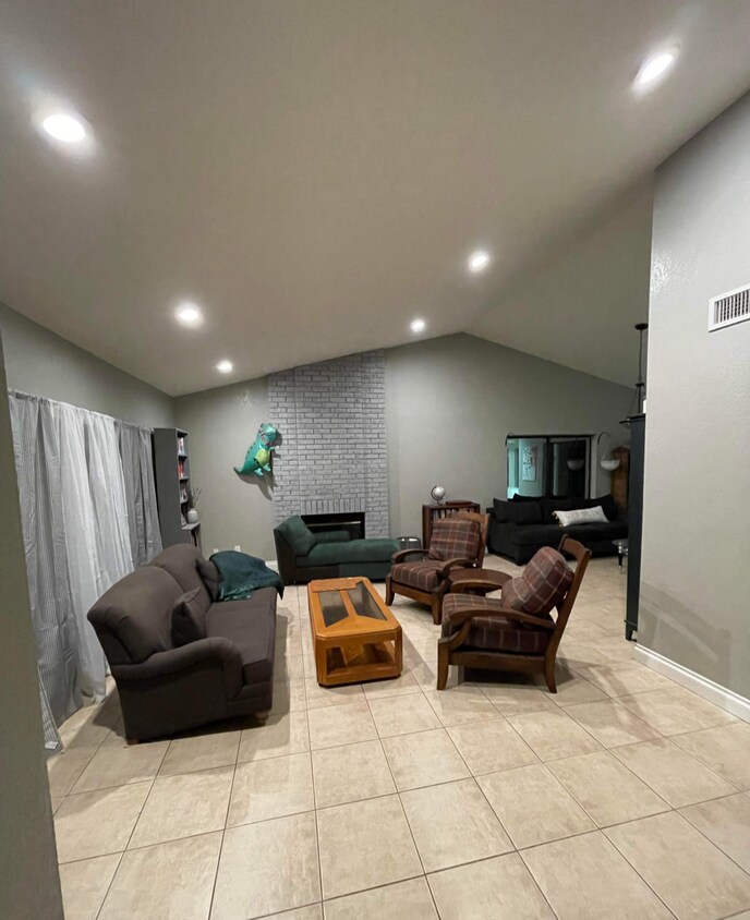 Foto principal - 679 N Madison St