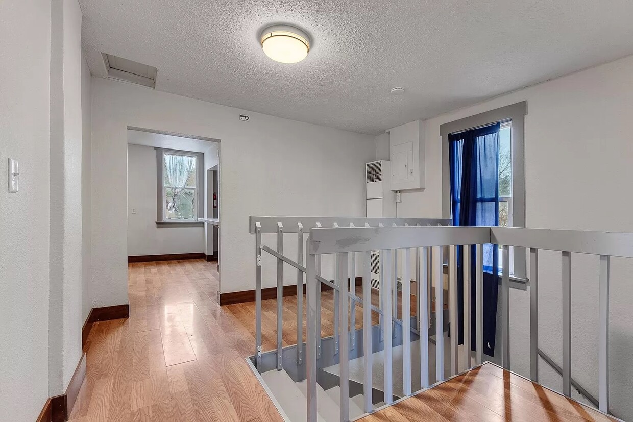 Landing - 2502 E Hartson Ave