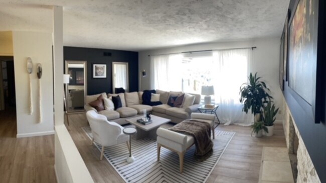 Foto del edificio - 4 Bed, 2 Bath Hillside House w/ New Floori...
