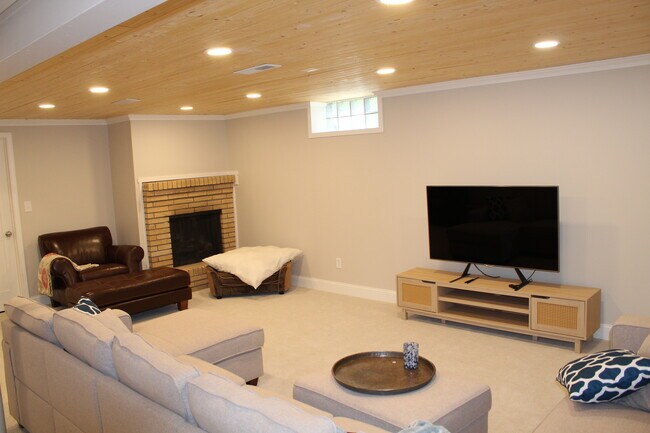 Foto del edificio - 6005 Birchcrest Dr