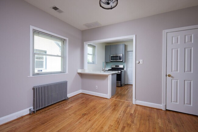 Foto del edificio - Charming 3BR/2BADetached Bungalow Blocks to the Arboretum is Move-in Ready!